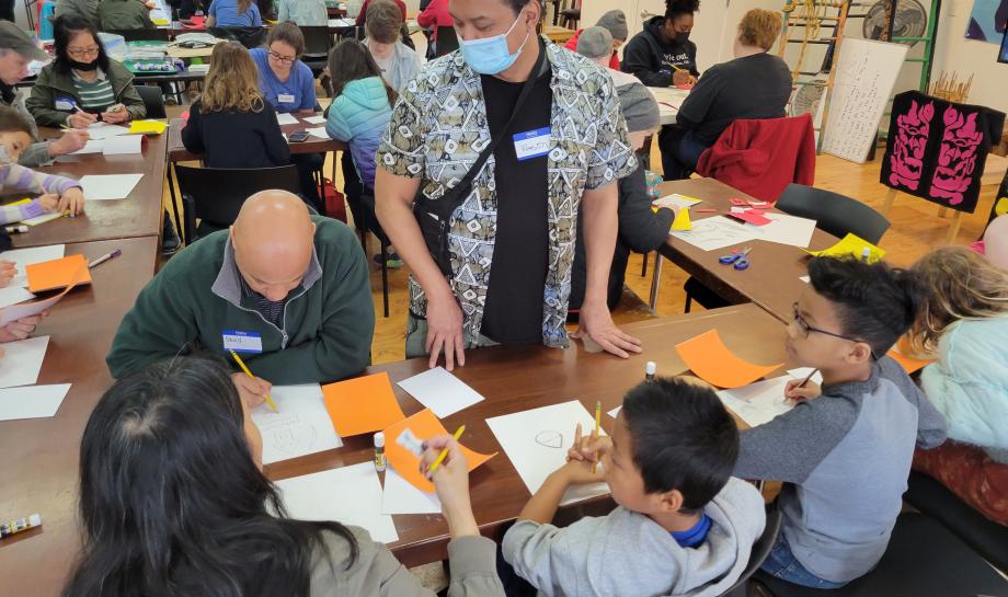 El artista seleccionado Romson Bustillo participa en un taller comunitario.