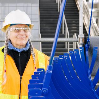 Έργο τέχνης του Beliz Brother που εγκαθίσταται στο σταθμό Mercer Island τον Μάιο του 2022.