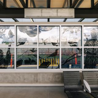 Η καλλιτέχνης Barbara Earl Thomas επισκέπτεται το πρόσφατα εγκατεστημένο έργο τέχνης της "A Walk in the Neighborhood" στο σταθμό Judkins Park στις 11 Ιανουαρίου 2023.