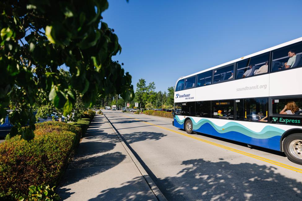 A 512 ST Express bus in Everett on a sunny day