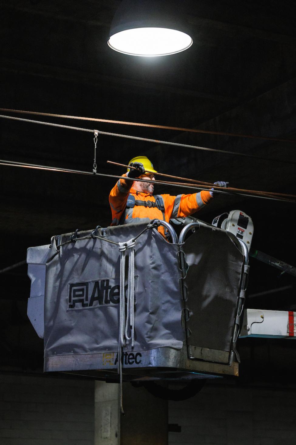 Worker regulates the OCS on the 2 Line