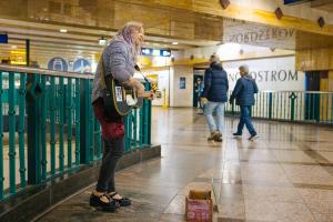 A singer with a guitar on the mezzanine of Westlake Station