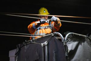 Worker regulates the OCS on the 2 Line