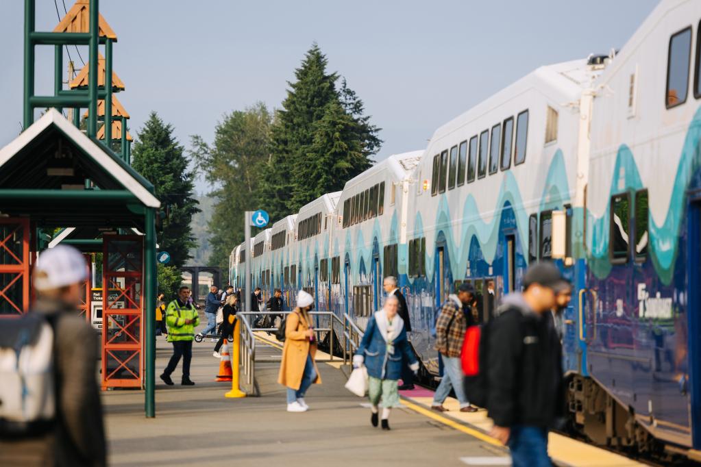 photo of people boarding the sounder train